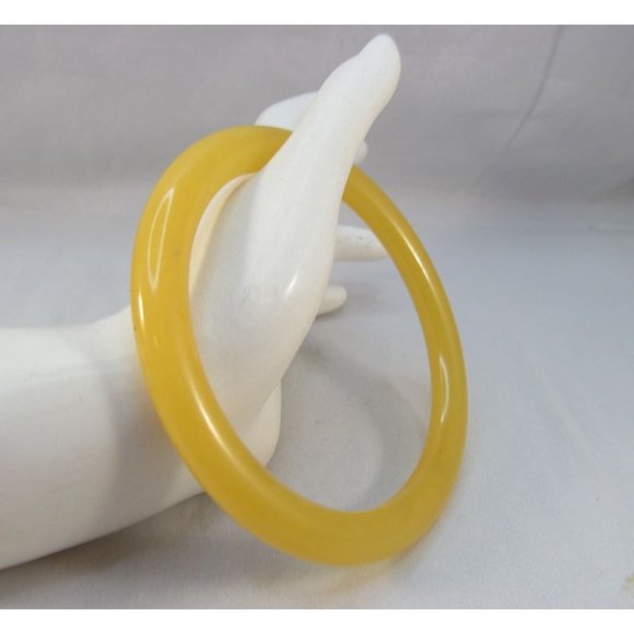 Vintage Yellow Marbled Bakelite Bangle Bracelet - Picture 4 of 10